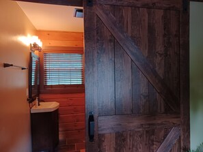 Shower, towels, soap, shampoo - Bennett Lake Tiny Cabin (Whitwell)