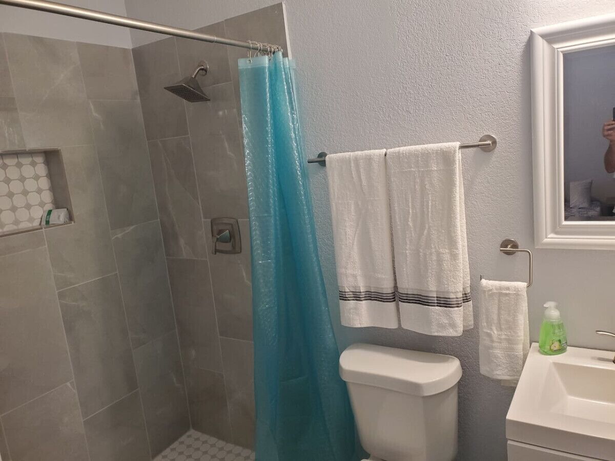Combined shower/bathtub, hair dryer, towels