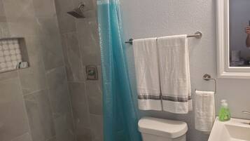 Combined shower/bathtub, hair dryer, towels