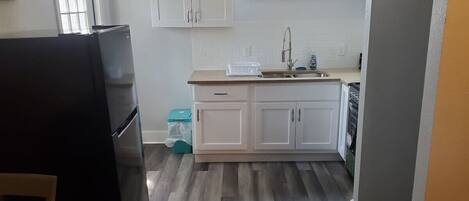 Køleskab, mikrobølgeovn, ovn, kogeplade