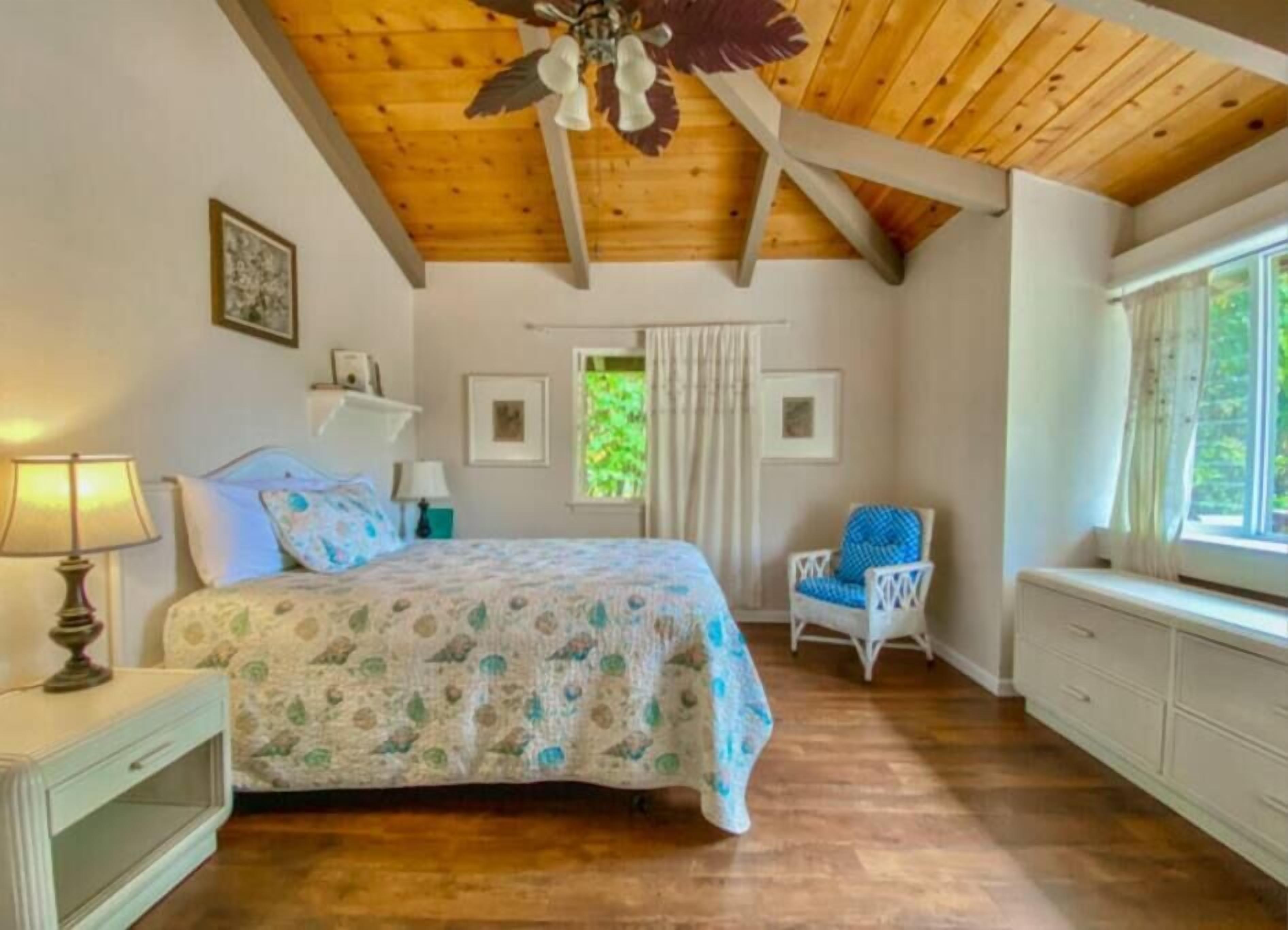 5 bedrooms, travel crib, WiFi, bed sheets