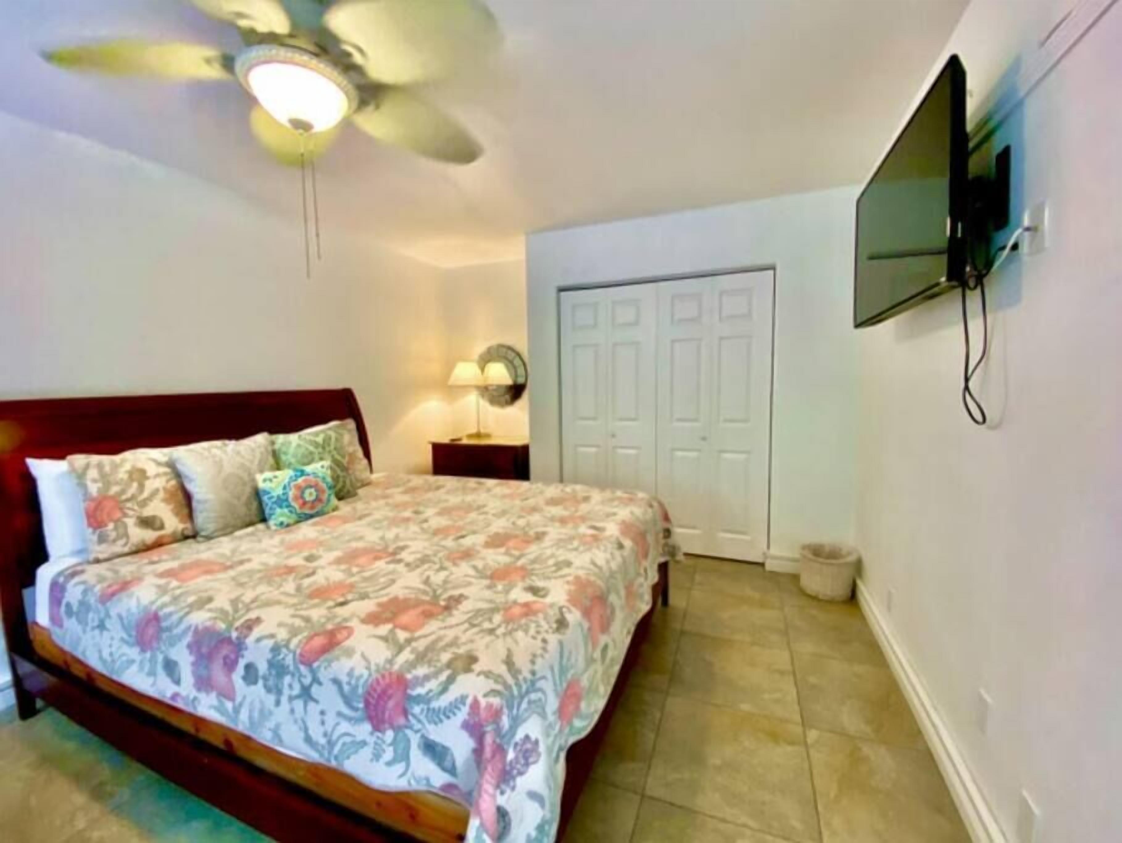 5 bedrooms, travel crib, WiFi, bed sheets