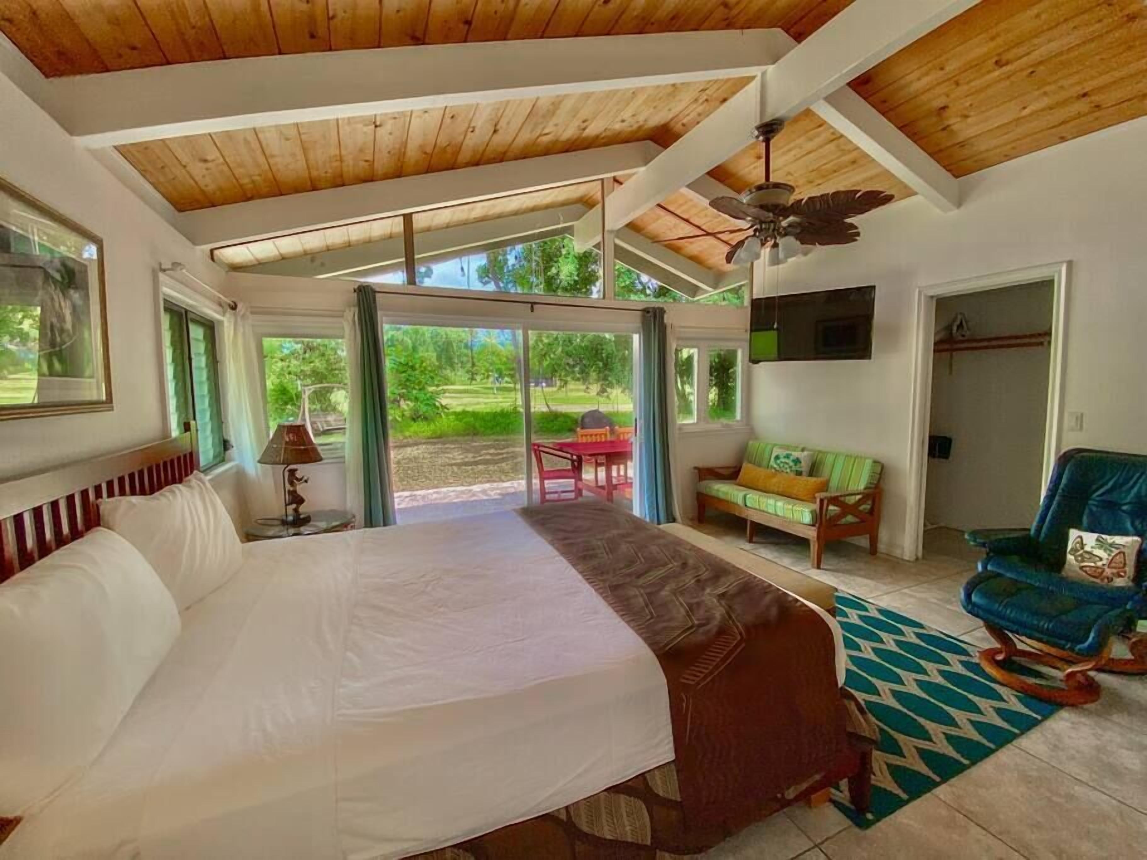 5 bedrooms, travel crib, WiFi, bed sheets