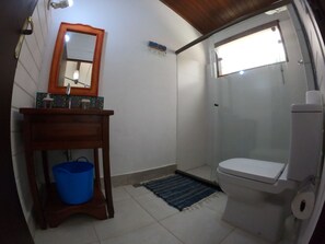 Comfort Triple Room | Bathroom | Rainfall showerhead, hair dryer, bidet, towels - Pousada Bela Vista (Angra dos Reis)