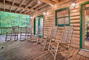Terrace/patio - Beautiful 3BR/3BA Luxury Cabin in the Treetops of Blue Ridge (Blue Ridge)