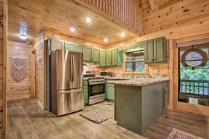 Fridge, microwave, oven, stovetop - Beautiful 3BR/3BA Luxury Cabin in the Treetops of Blue Ridge (Blue Ridge)