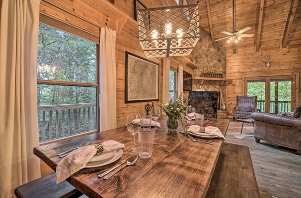 Dining - Beautiful 3BR/3BA Luxury Cabin in the Treetops of Blue Ridge (Blue Ridge)