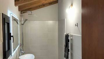 Suihku, hiustenkuivaaja, pyyhkeet, saippua