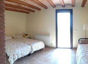 5 slaapkamers, een bureau, reisbedje, gratis wifi