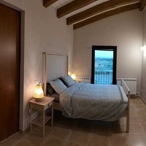 4 bedrooms, desk, travel cot, free WiFi - Centennial farmhouse with views of the natural area of l'Estany d'Ivars i Vila-sana!!! (Ivars d'Urgell)