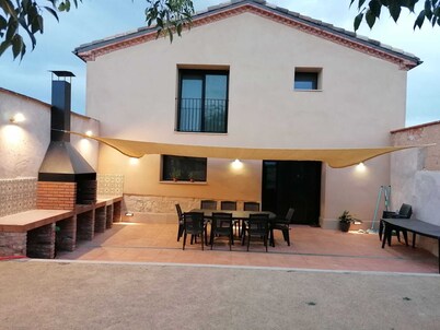 Centennial farmhouse with views of the natural area of l'Estany d'Ivars i Vila-sana!!!