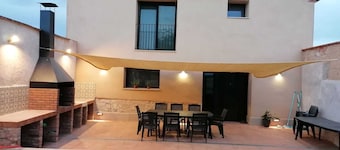 Centennial farmhouse with views of the natural area of l'Estany d'Ivars i Vila-sana!!!