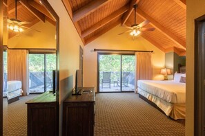 3 bedrooms, iron/ironing board, WiFi, bed sheets - Christmas Mountain Village™ - 3 Bedroom Townhome (Wisonsin Dells)