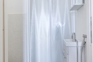 Shower, bidet, towels - C006 - Camerano, new three-room apartment with garden (Camerano)