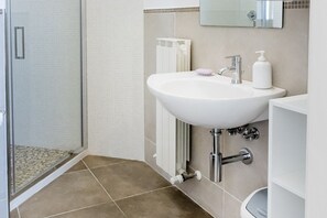 Doccia, bidet, asciugamani
