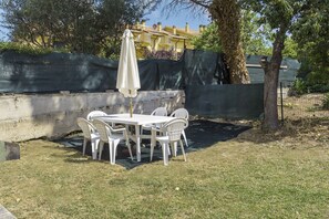 Outdoor dining - C006 - Camerano, new three-room apartment with garden (Camerano)