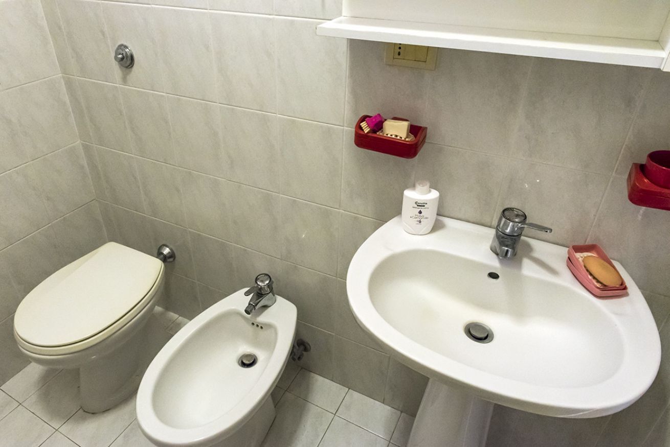 Une salle de bain comprenant des toilettes, un bidet et un lavabo.