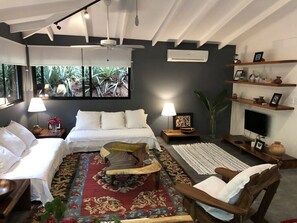 3 slaapkamers, een strijkplank/strijkijzer, wifi, beddengoed