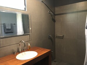 Dusche, Handtücher, Seife, Toilettenpapier