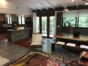 Fridge, oven, stovetop, coffee/tea maker