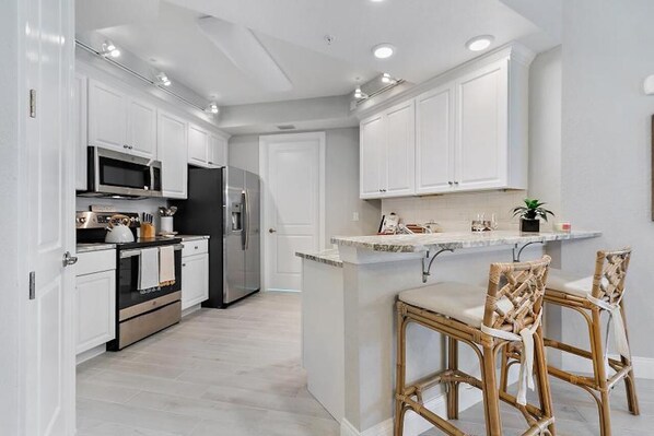 Kühlschrank, Mikrowelle, Ofen, Herdplatte