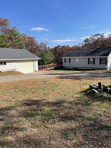 Newer 4 bdrm lake home 5 minutes from everything Danbury