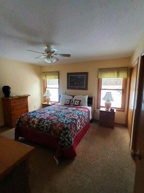 4 bedrooms, desk, free WiFi, bed sheets