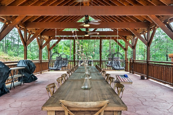 Huge outdoor pavilion wiuth exterior dining for 20, dual propane gas grills