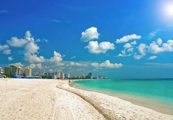On the beach, sun loungers, beach towels - Beachfront Art Deco District with Free Beach Lounges and Pool (Miami Beach)