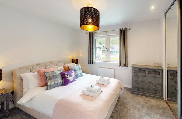 2 عدّة غرف نوم ومكواة/لوح كي وواي فاي مجانًا وملاءات أسرّة