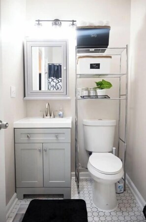 Duschwanne, kostenlose Toilettenartikel, Handtücher, Seife