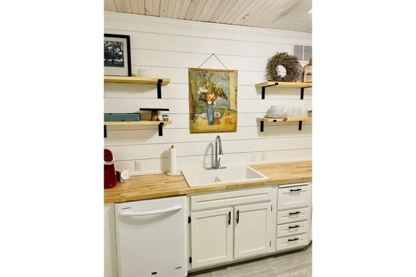 Duschwanne, Haartrockner, Handtücher