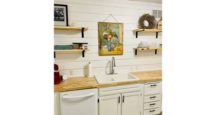 The Bluegrass Cottage, Downtown Beaver Dam, KY