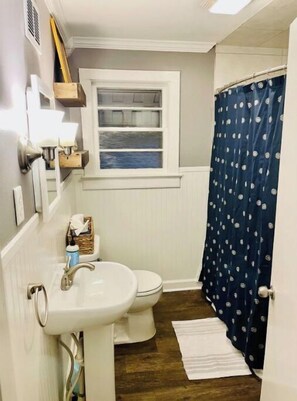 Combined shower/bathtub, hair dryer, towels