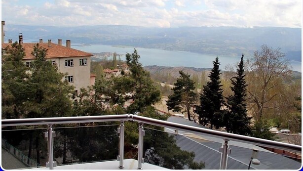 A residential area with a view of a lake and mountains. - Konerkon Otel Plaza (Ermenek)