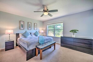 4 bedrooms, travel cot, WiFi, bed sheets - Chic Resort Townhome ~ 9 Mi to Disney Parks! (Davenport)