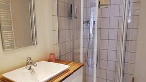 Apartemen | Kamar mandi | Shower, pengering rambut,  dan handuk