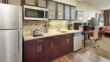 Fridge, microwave, stovetop, dishwasher