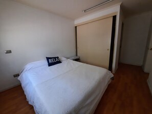 1 soverom, skrivebord, strykejern/-brett og wi-fi (inkludert)