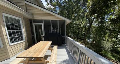 Beautiful Lake Lanier Home, 2 story dock, Paddle Boards, & Pedle Boat