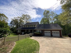 Exterior - Beautiful Lake Lanier Home, 2 story dock, Paddle Boards, & Pedle Boat (Dawsonville)