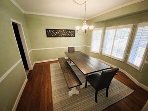 Dining - Beautiful Lake Lanier Home, 2 story dock, Paddle Boards, & Pedle Boat (Dawsonville)