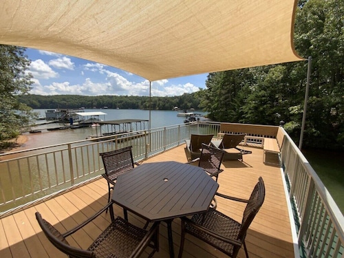 Beautiful Lake Lanier Home, 2 story dock, Paddle Boards, & Pedle Boat