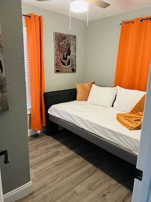 3 habitaciones, caja de seguridad en la habitación y escritorio 
