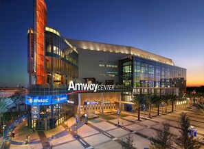 Un bâtiment moderne sur lequel est apposée une grande enseigne indiquant « Armway Center ».