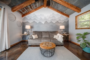 Smart TV, DVD player, books - Romantic Waterfall cabin-Hot Tub-Coffee & Tea Bar-Fire Pit (Hot Springs)