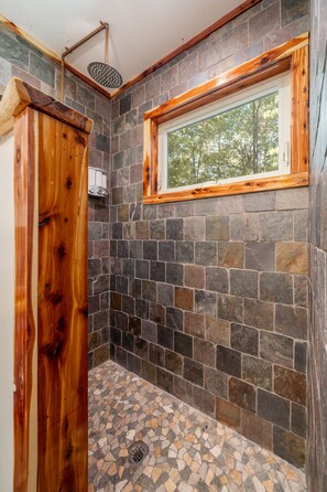Shower, hair dryer, towels, soap - Romantic Waterfall cabin-Hot Tub-Coffee & Tea Bar-Fire Pit (Hot Springs)