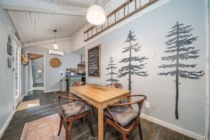 Dining - Romantic Waterfall cabin-Hot Tub-Coffee & Tea Bar-Fire Pit (Hot Springs)