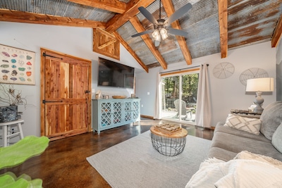 Romantic Waterfall cabin-Hot Tub-Coffee & Tea Bar-Fire Pit