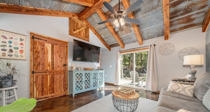 Romantic Waterfall cabin-Hot Tub-Coffee & Tea Bar-Fire Pit